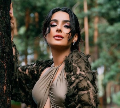 Трінчер в купальнику покрутилася біля басейну. ФОТО