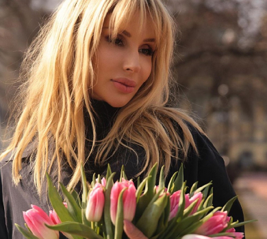 Лобода з квітами наробила весняних фото в Києві