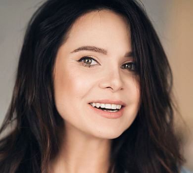 Вагітна Подкопаєва в обтислому боді прилягла для ніжного ч/б ФОТО 