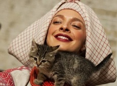 Боса Фреймут та Фролова з кошеням знялися у колекційному вбранні. ФОТО