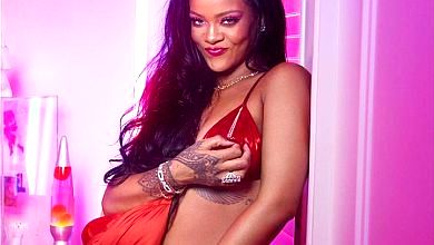 Ріанна попозувала в спідньому та пуховику і між колін у чоловіка