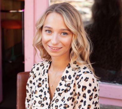 Дружина Павліка з нагоди 11-річчя життя в Києві показала себе з різними зачісками