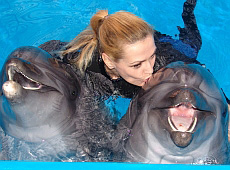 Як Сумська цілувалася з дельфінами