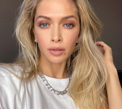 Такі ми люди: Брежнєва з неочікуваною зачіскою потанцювала в українськомовному кліпі. ВІДЕО