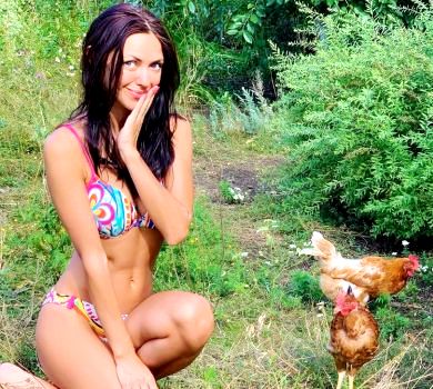 НеАнгел Віка в купальнику влаштувала фотосесію з несучками