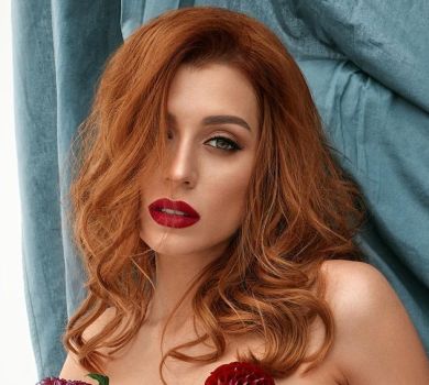 Вагітна Міс Україна Всесвіт Суббота знялася оголеною з квітами на грудях 