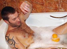 Андрій Кравчук розважається у ванні з качечкою