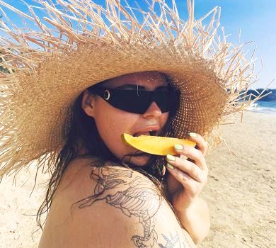 Солістка Kazka в Туреччині здійснила заплив у білому купальнику