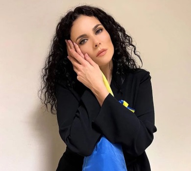 Ми тепер непереможні!: Каменських, Кароль та інші зірки душевно заспівали про український народ. ВІДЕО