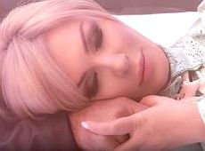 Затуманена Білик із бантиком на шиї поніжилася в чоловічих руках . ВІДЕО