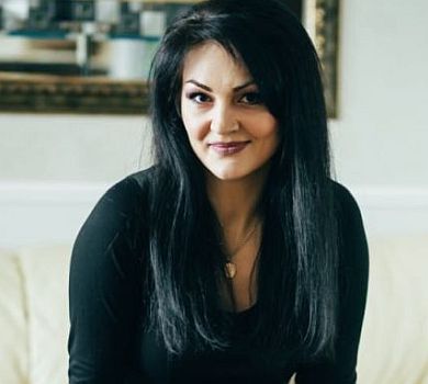 Лук дня: депутатка Марченко вигуляла в Раду гіпюрову маску