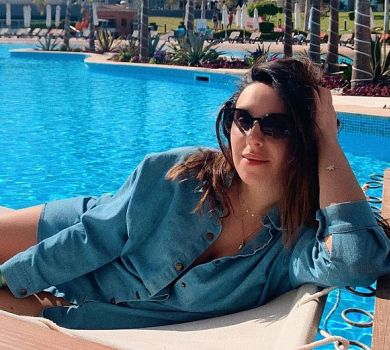 Джамала підставила єгипетському сонцю стрункі ніжки біля басейну   