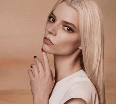 Зірка Гамбіту королеви у мереживному торшері з'явилася на хіднику премії. ФОТО