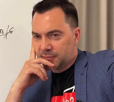 Арестович поринув у нормальну військову ностальгію та показав себе молодесеньким курсантом. ФОТО