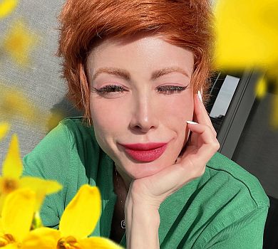 Жінка-вентилятор: Лебідь у рожевих шортиках показала, як рятується від спеки