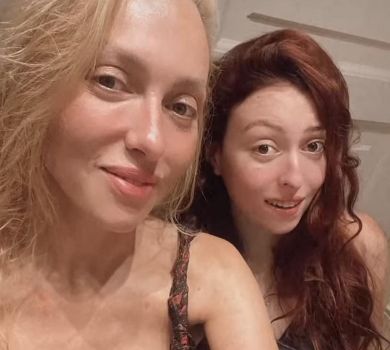 Полякова на італійському ретриті посвітила дупцею в рожевому бікіні та наробила селфі з дочкою