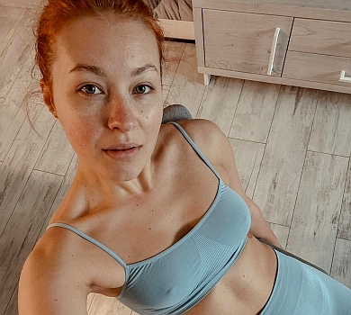 Я з тих дівчат, що вічно худнуть: зірка Сватів у спідньому розповіла про свій спортивний режим