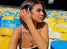 Британська зірка Дуа Ліпа попозувала в Олімпійському. ФОТО 