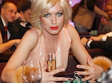 Монро краде посуд в ресторанах і хоче розширення