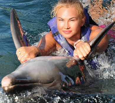Це злочин: Камалію в мережі засудили через купання з дельфінами 