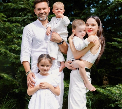 Фото вп'ятьох, де всі (не) вийшли: Мірошниченки у фемілі-луках попозували з донькою і синами