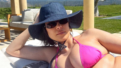 44-річна вагітна Кардашян засвітила живіт у рожевому бікіні