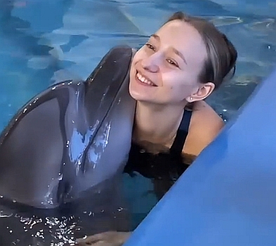 Павлік покатався на дельфінах, а його вагітна жінка з ними обіймалася 