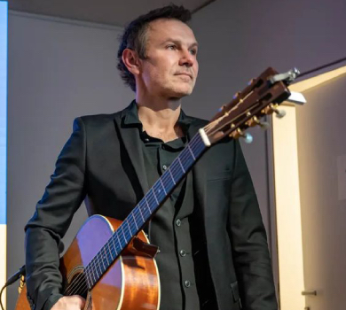 Гроші підуть на відбудову Київщини: соліст Massive Attack записав ремікс на пісню Вакарчука. ВІДЕО