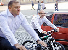 Кернес і Добкін показово пересіли на інші колеса