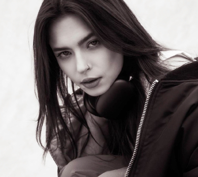 Бомбер, скейт і гострий погляд: донька Кравець в Києві замилувала стильним фото 