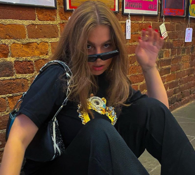 Дочка Фреймут у зухвалому міні та шпильках попозувала на лондонському балконі  