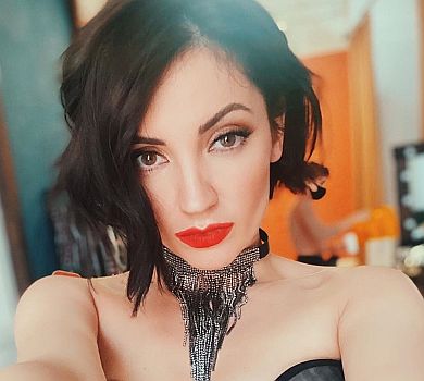 Цибульська у відвертій сукні й без трусів повихляла стегнами під музику