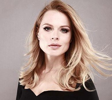 Фреймут у сукні в білизняному стилі показала, як зайти в хмаринку