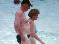 Азаров у трусах і в кепці пляжився з чужою жінкою. ФОТО