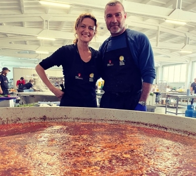 Зірка Людей Ікс Лев Шрайбер варить борщ на українсько-польському кордоні. ВІДЕО