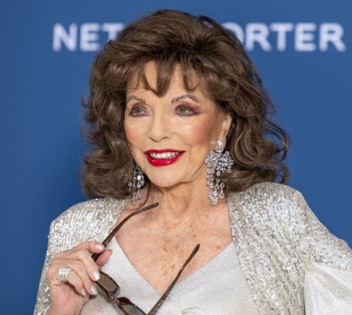 Пані гламур: 90-річна Коллінз вигуляла ошатну сукню з розрізом на вечірці в лондонському музеї. ФОТО