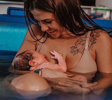 Обов’язково народжу ще: Стужук показала зворушливі кадри своїх домашніх пологів