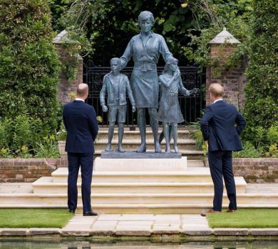 Принци Вільям та Гаррі урочисто відкрили статую принцеси Діани. ФОТО 