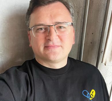 З ніг мене не зіб'ють: Кулеба показався в гіпсі та з милицями