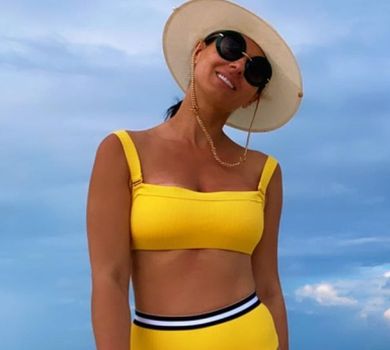 Єфросиніна у ретро-бікіні похвалилася плямистою засмагою