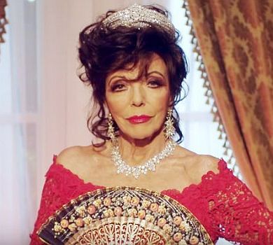 Ненавиджу джинси: 86-річна Джоан Коллінз із голими плечима та в діамантах у кампейні Valentino