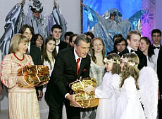 Ющенко перетворився на Святого Миколая