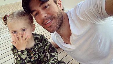Усміхнена доня, набурмосений синок: Іглесіас показав смішне ФОТО з 3-річними двійнятами