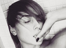 Настя з Nikita погріла циці над свічкою та показала танець живота. ВІДЕО