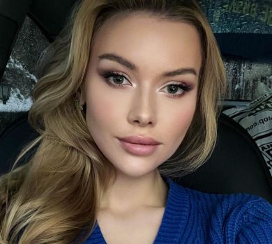 Міс Україна Всесвіт Апанасенко у яскравому спортлуці побоксувала з тренером. ВІДЕО