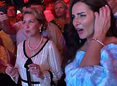 Жінки Медведєва та Крутого розтанцювалися під Сердючку в Сочі. ВІДЕО 