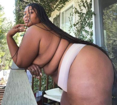 Вродлива і все одно товста: Lizzo відповіла на критику через схуднення й показалася в трусах та без