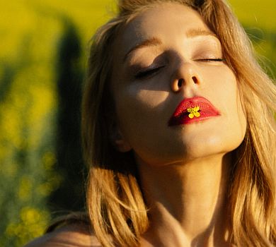 Кароль із квіточкою в роті наробила млосних фото посеред жовтого поля