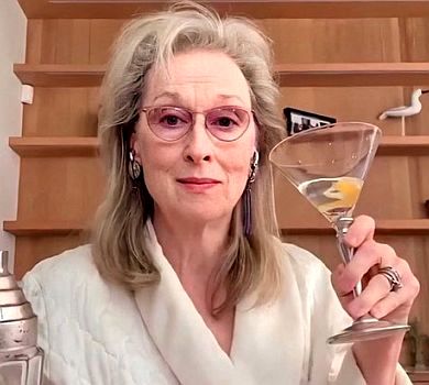 Найкраща гіфка карантину: Меріл Стріп у халаті п'є коктейль та співає на Zoom-вечірці