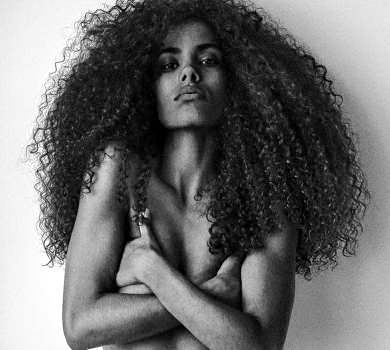 Тіна Кунакі в самих трусиках показалася в чорно-білому фотосеті